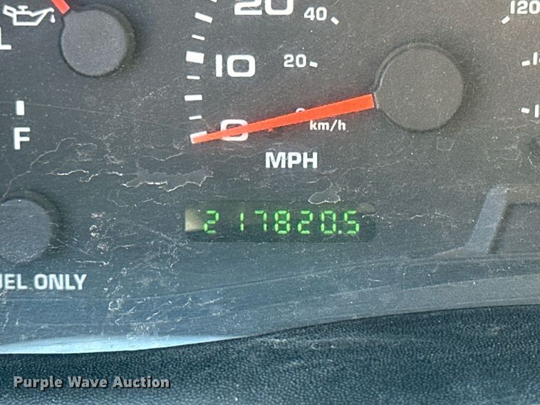 image for item NP9643 2003 Ford F250 Super Duty XLT  SuperCab flatbed pickup truck