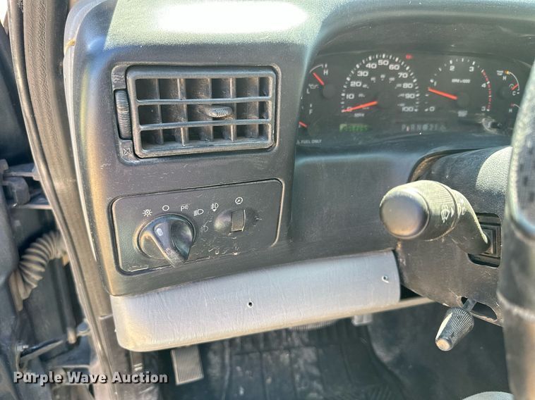 image for item NP9643 2003 Ford F250 Super Duty XLT  SuperCab flatbed pickup truck