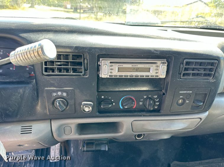 image for item NP9643 2003 Ford F250 Super Duty XLT  SuperCab flatbed pickup truck