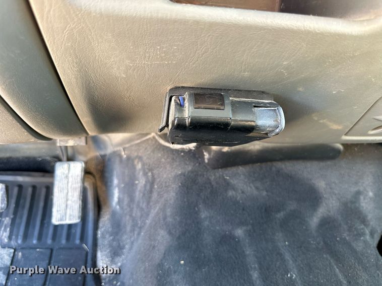 image for item NP9643 2003 Ford F250 Super Duty XLT  SuperCab flatbed pickup truck