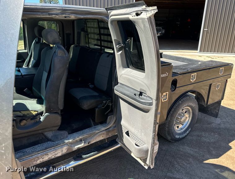 image for item NP9643 2003 Ford F250 Super Duty XLT  SuperCab flatbed pickup truck