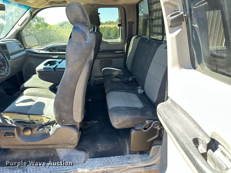 image for item NP9643 2003 Ford F250 Super Duty XLT  SuperCab flatbed pickup truck