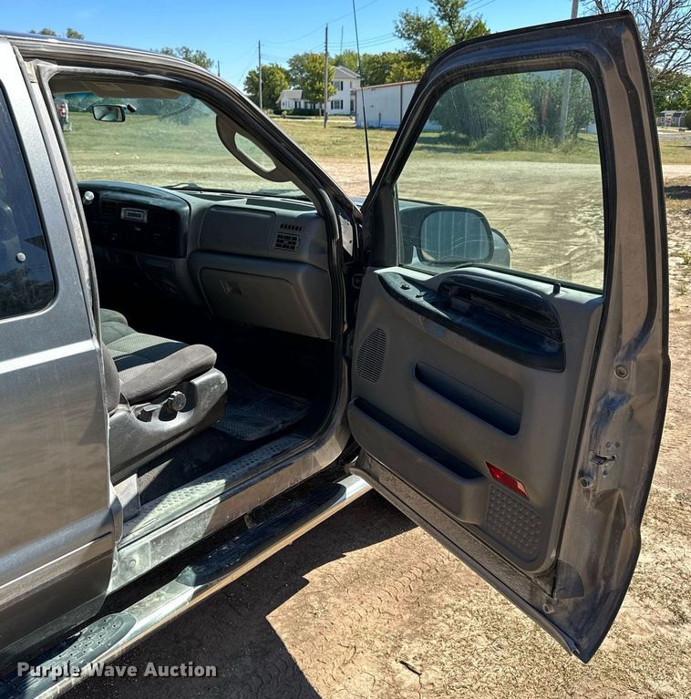 image for item NP9643 2003 Ford F250 Super Duty XLT  SuperCab flatbed pickup truck