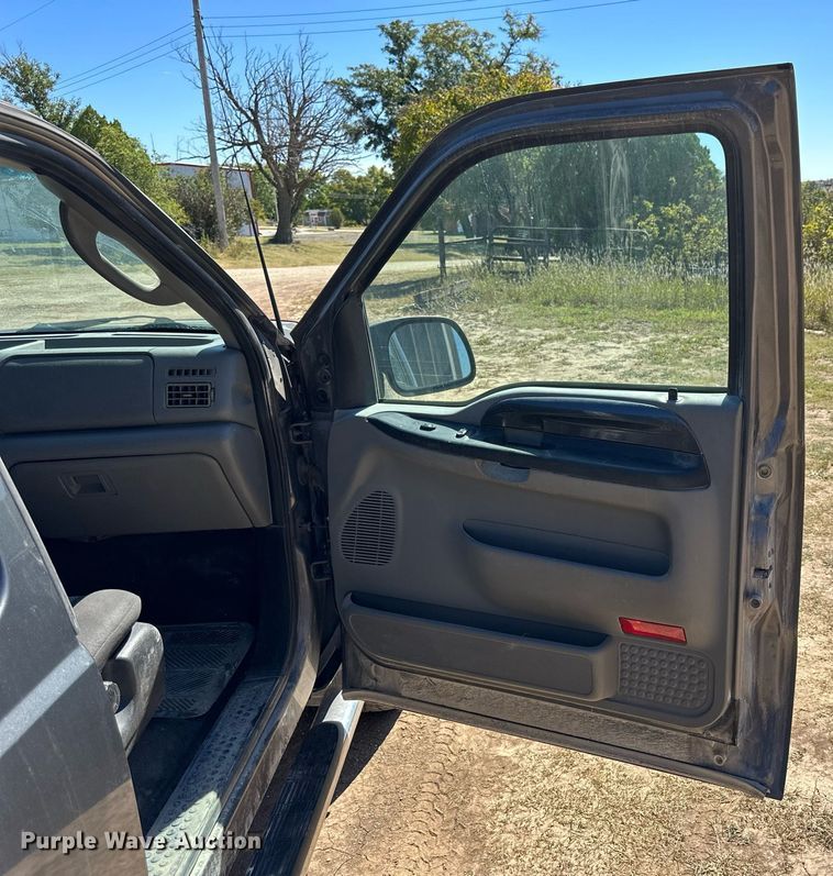 image for item NP9643 2003 Ford F250 Super Duty XLT  SuperCab flatbed pickup truck