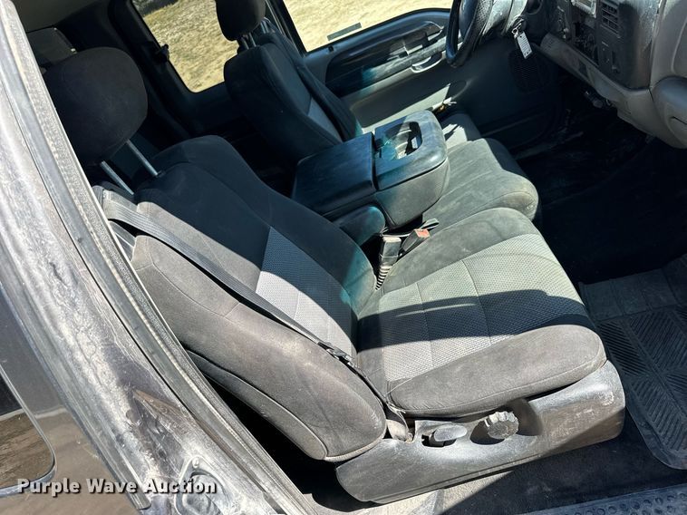 image for item NP9643 2003 Ford F250 Super Duty XLT  SuperCab flatbed pickup truck