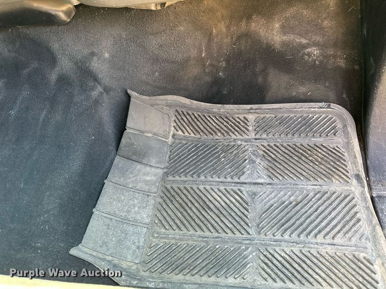 image for item NP9643 2003 Ford F250 Super Duty XLT  SuperCab flatbed pickup truck