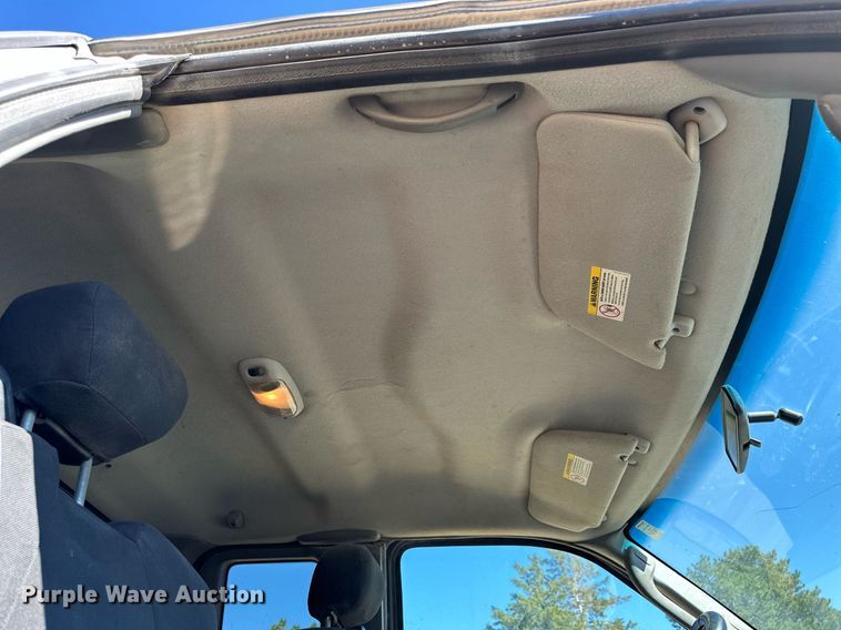 image for item NP9643 2003 Ford F250 Super Duty XLT  SuperCab flatbed pickup truck