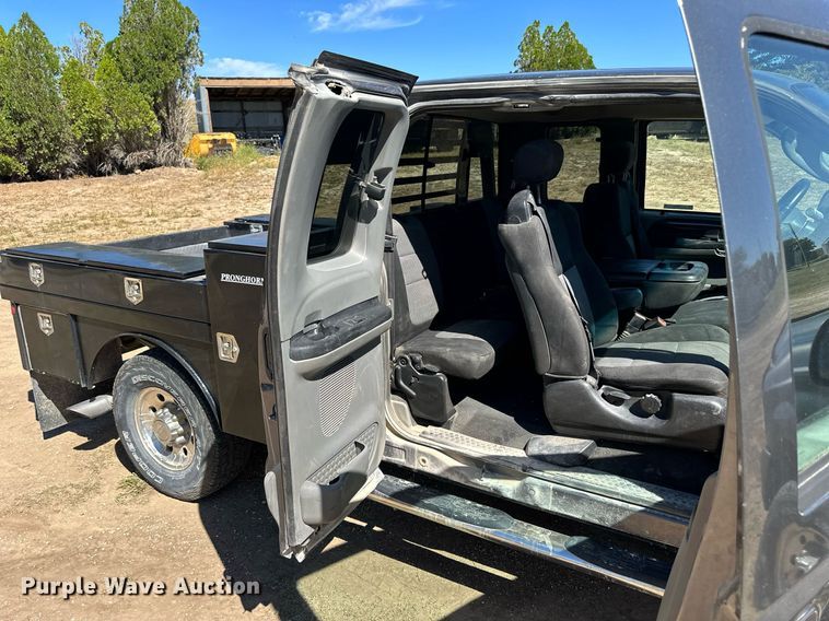 image for item NP9643 2003 Ford F250 Super Duty XLT  SuperCab flatbed pickup truck