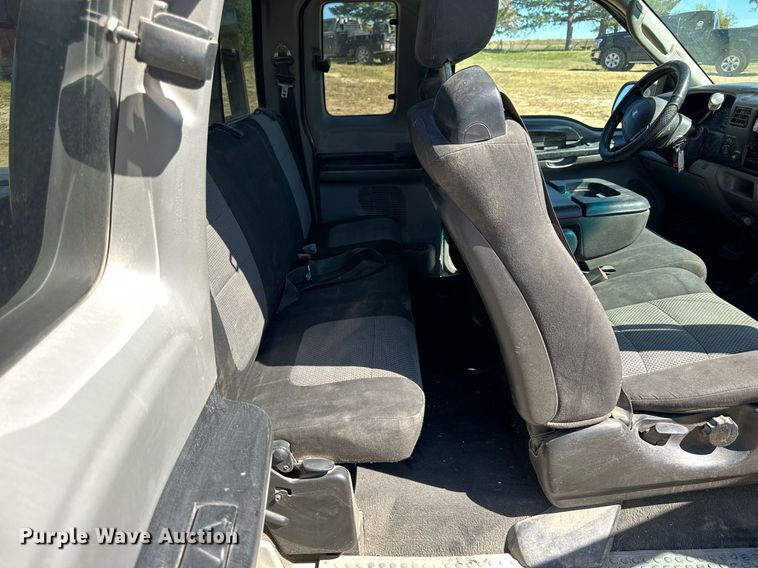 image for item NP9643 2003 Ford F250 Super Duty XLT  SuperCab flatbed pickup truck