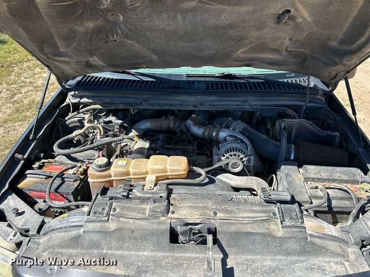 image for item NP9643 2003 Ford F250 Super Duty XLT  SuperCab flatbed pickup truck