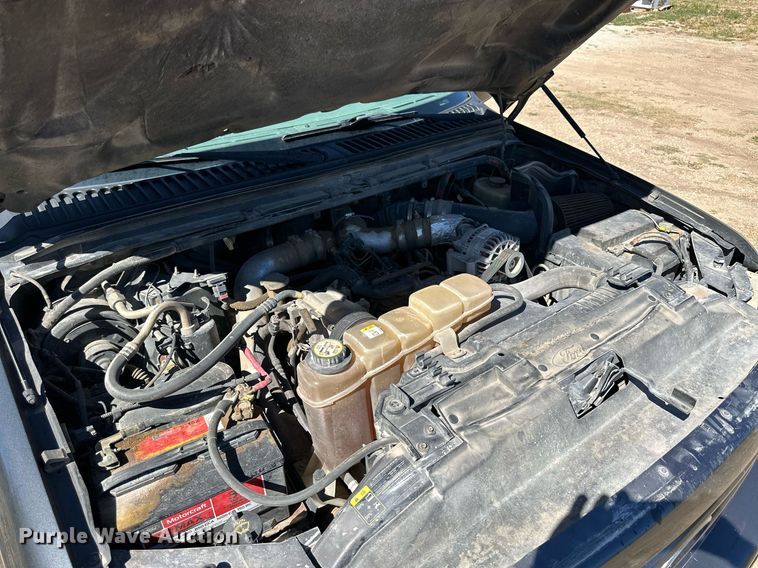 image for item NP9643 2003 Ford F250 Super Duty XLT  SuperCab flatbed pickup truck