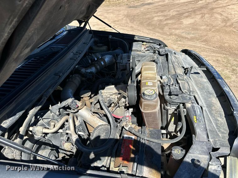 image for item NP9643 2003 Ford F250 Super Duty XLT  SuperCab flatbed pickup truck