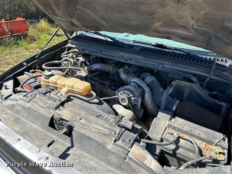 image for item NP9643 2003 Ford F250 Super Duty XLT  SuperCab flatbed pickup truck