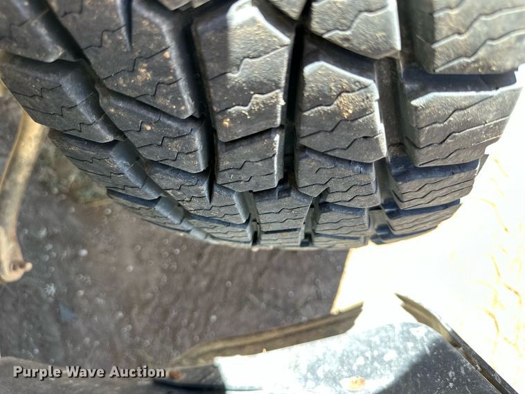 image for item NP9643 2003 Ford F250 Super Duty XLT  SuperCab flatbed pickup truck