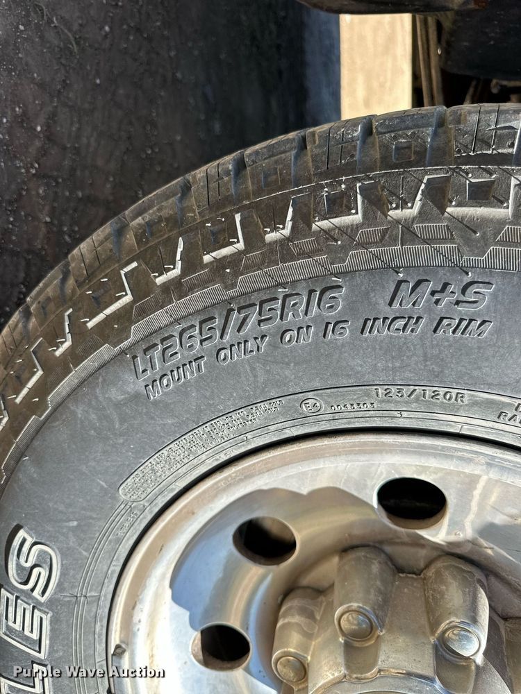 image for item NP9643 2003 Ford F250 Super Duty XLT  SuperCab flatbed pickup truck