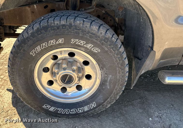 image for item NP9643 2003 Ford F250 Super Duty XLT  SuperCab flatbed pickup truck