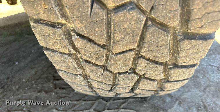 image for item NP9643 2003 Ford F250 Super Duty XLT  SuperCab flatbed pickup truck