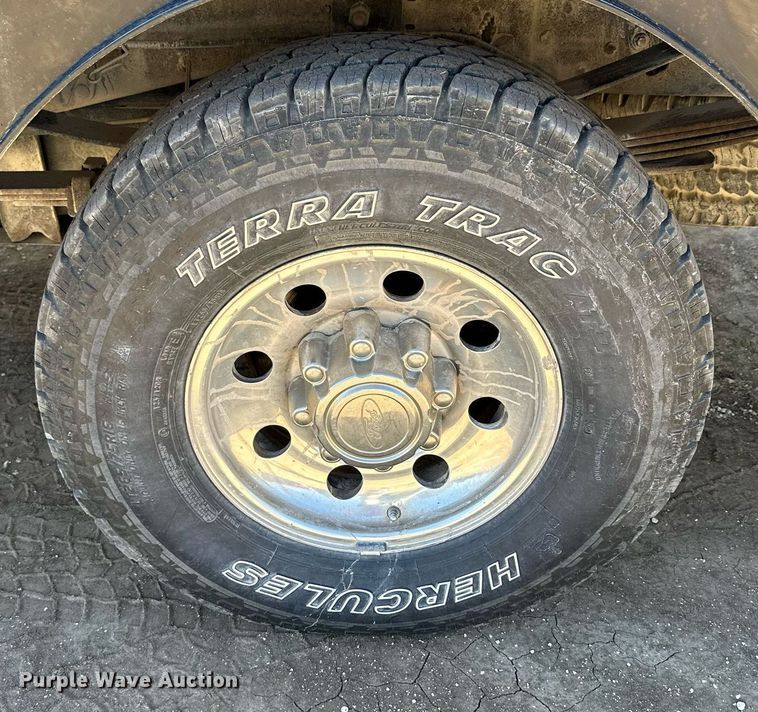 image for item NP9643 2003 Ford F250 Super Duty XLT  SuperCab flatbed pickup truck