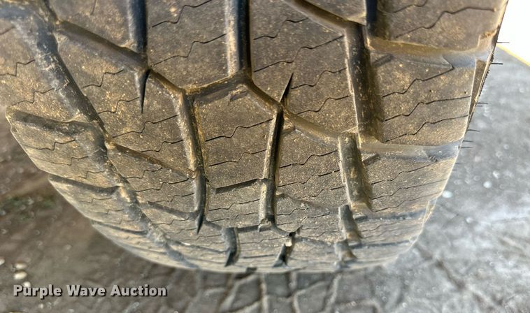 image for item NP9643 2003 Ford F250 Super Duty XLT  SuperCab flatbed pickup truck