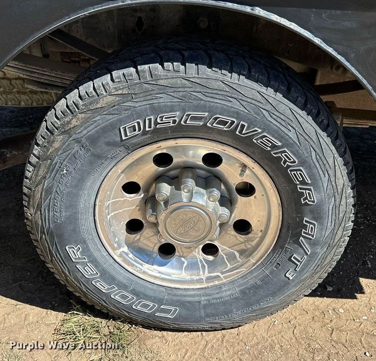 image for item NP9643 2003 Ford F250 Super Duty XLT  SuperCab flatbed pickup truck