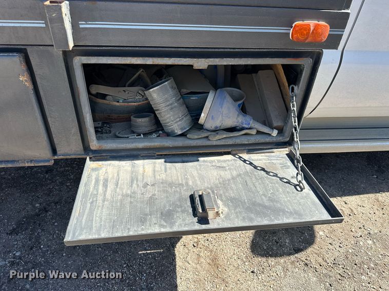 image for item NP9655 2000 Ford F350 Super Duty  flatbed pickup truck