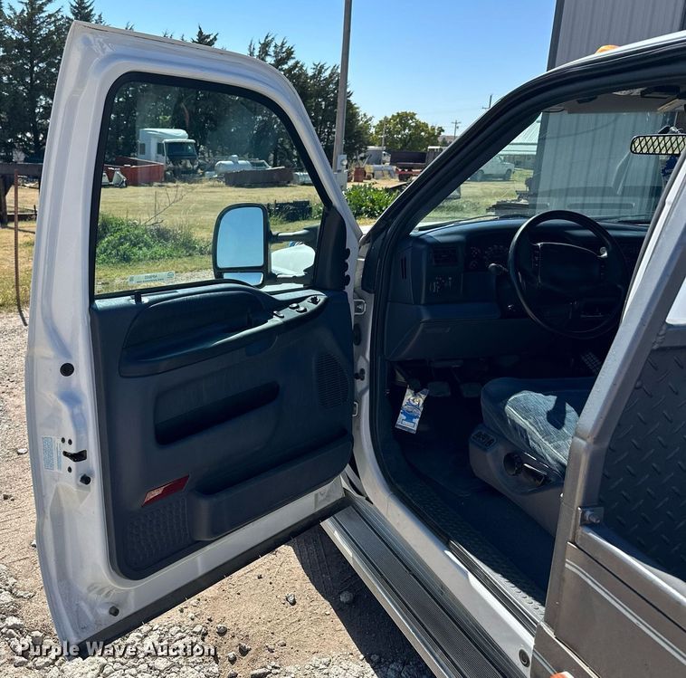 image for item NP9655 2000 Ford F350 Super Duty  flatbed pickup truck