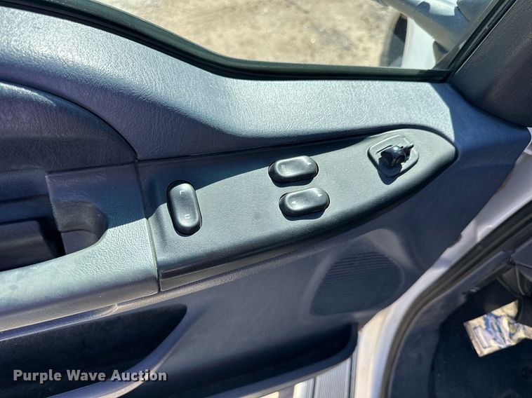 image for item NP9655 2000 Ford F350 Super Duty  flatbed pickup truck