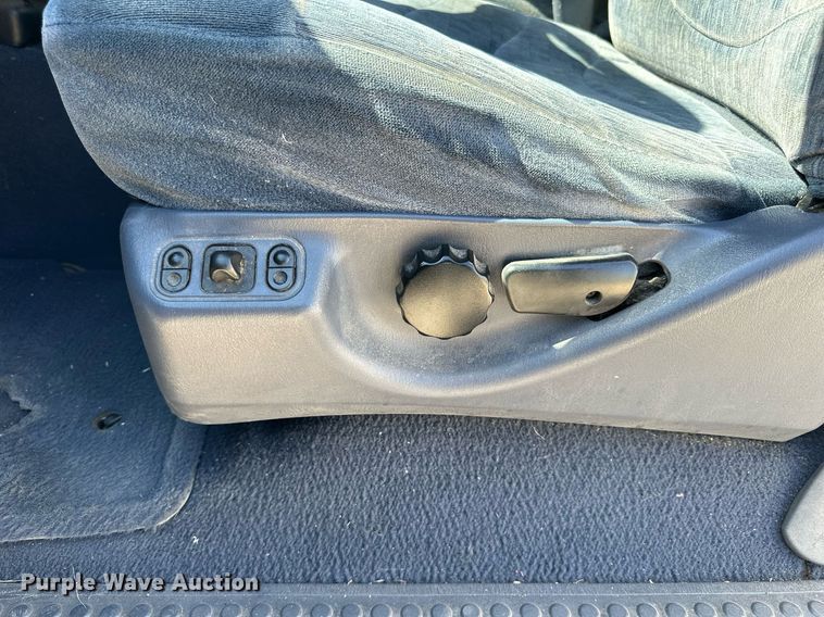 image for item NP9655 2000 Ford F350 Super Duty  flatbed pickup truck