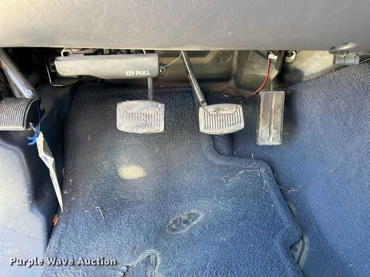 image for item NP9655 2000 Ford F350 Super Duty  flatbed pickup truck