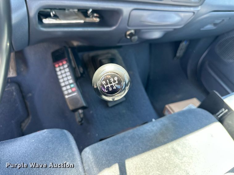 image for item NP9655 2000 Ford F350 Super Duty  flatbed pickup truck