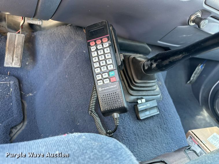 image for item NP9655 2000 Ford F350 Super Duty  flatbed pickup truck