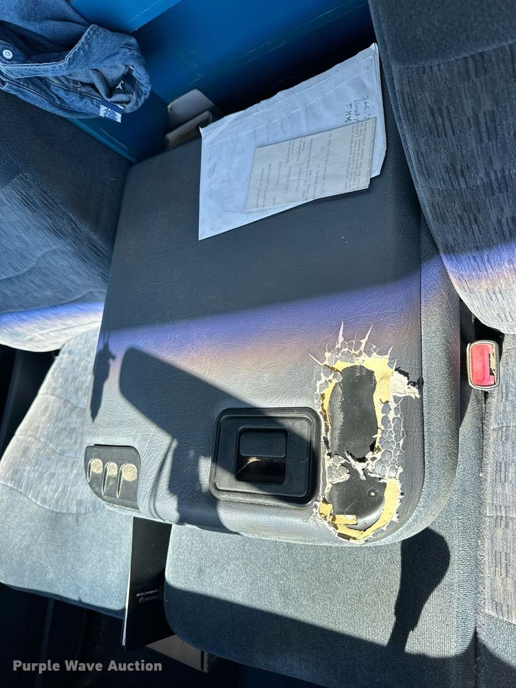 image for item NP9655 2000 Ford F350 Super Duty  flatbed pickup truck