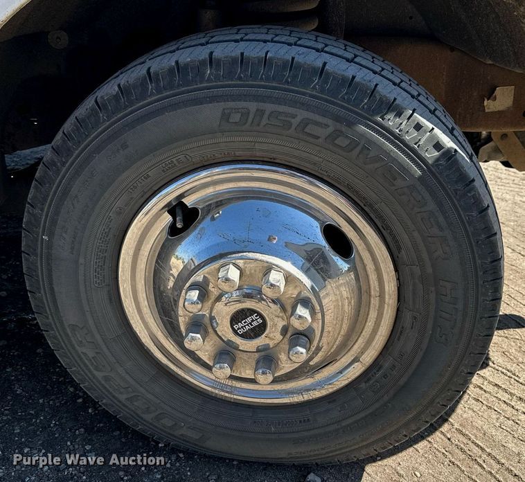 image for item NP9655 2000 Ford F350 Super Duty  flatbed pickup truck