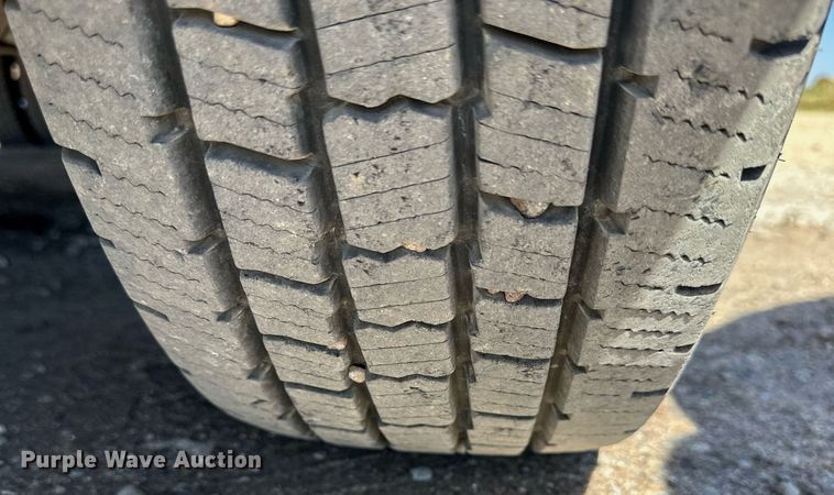 image for item NP9655 2000 Ford F350 Super Duty  flatbed pickup truck