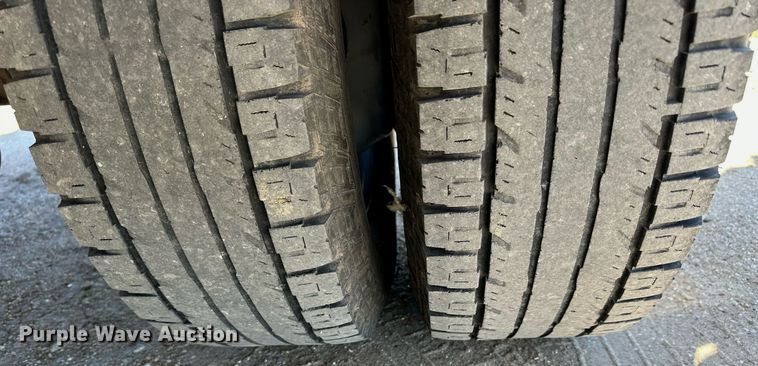 image for item NP9655 2000 Ford F350 Super Duty  flatbed pickup truck