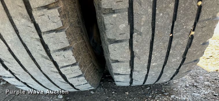 image for item NP9655 2000 Ford F350 Super Duty  flatbed pickup truck