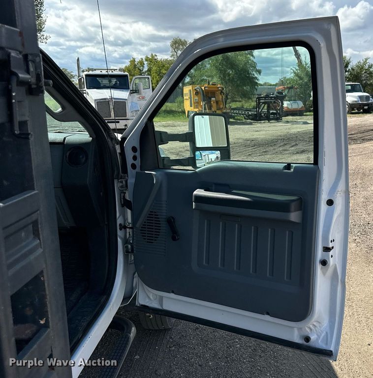 image for item NP9661 2012 Ford F550  flatbed truck