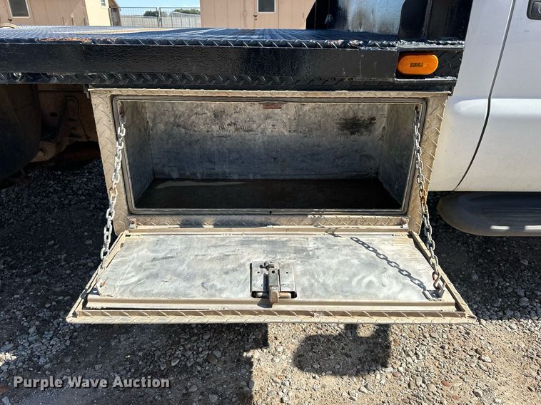 image for item NP9698 1999 Ford F550  flatbed truck