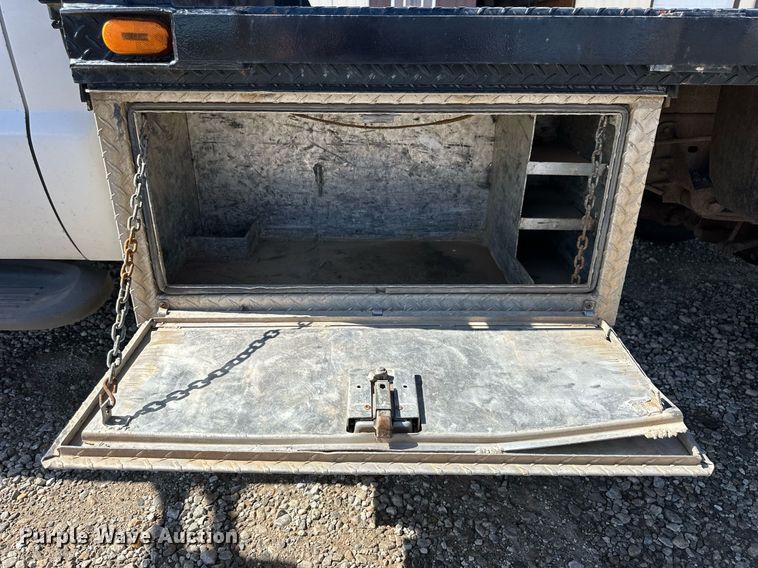 image for item NP9698 1999 Ford F550  flatbed truck