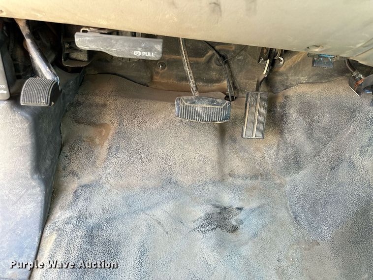 image for item NP9698 1999 Ford F550  flatbed truck