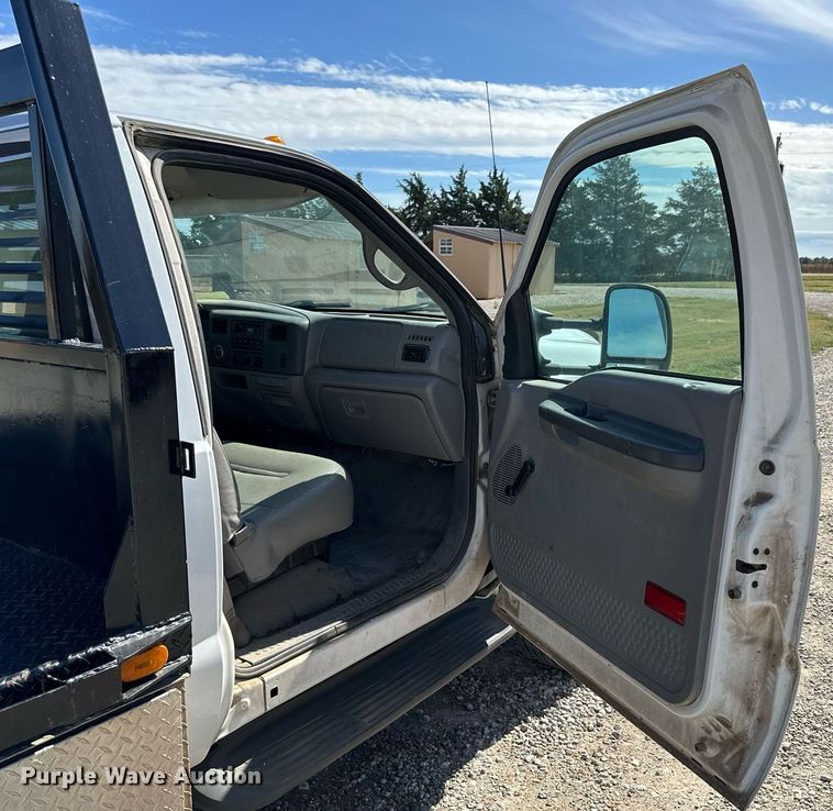 image for item NP9698 1999 Ford F550  flatbed truck