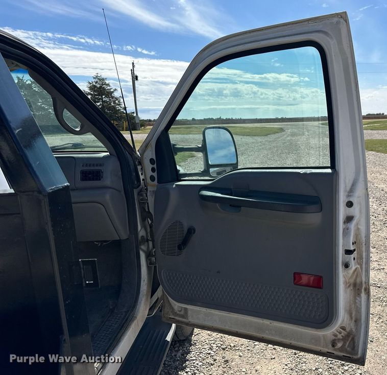 image for item NP9698 1999 Ford F550  flatbed truck