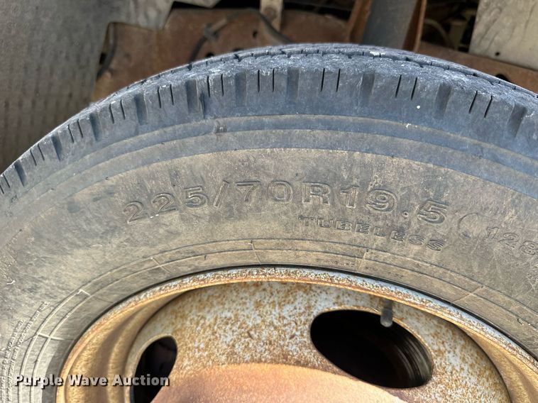 image for item NP9698 1999 Ford F550  flatbed truck