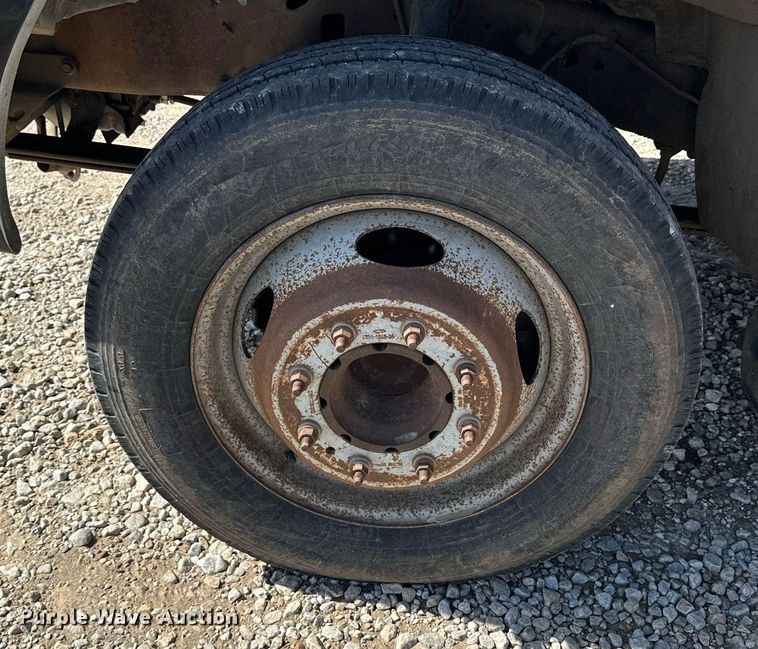 image for item NP9698 1999 Ford F550  flatbed truck