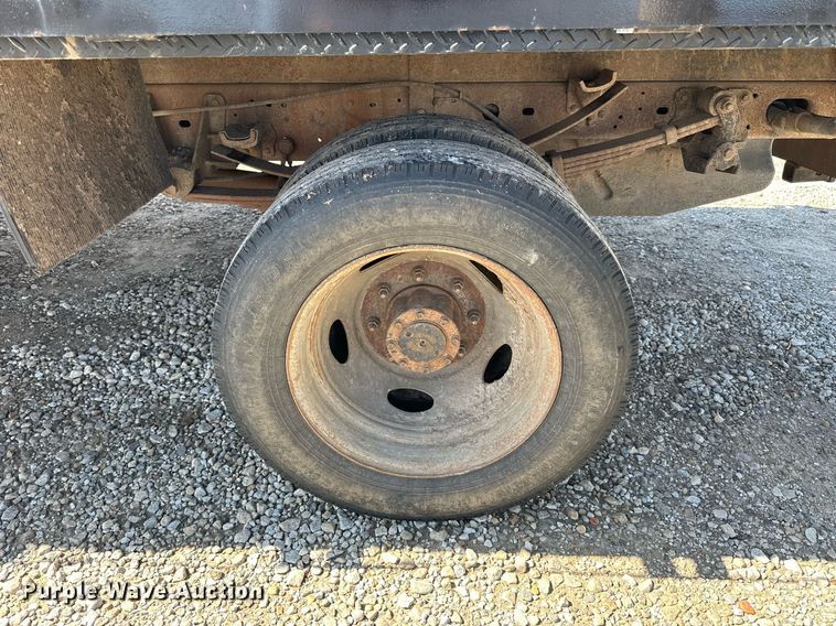 image for item NP9698 1999 Ford F550  flatbed truck