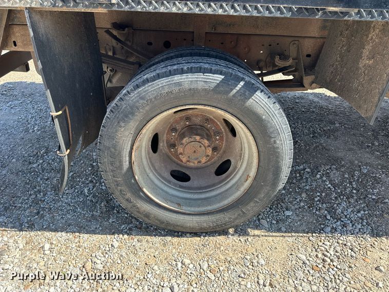 image for item NP9698 1999 Ford F550  flatbed truck