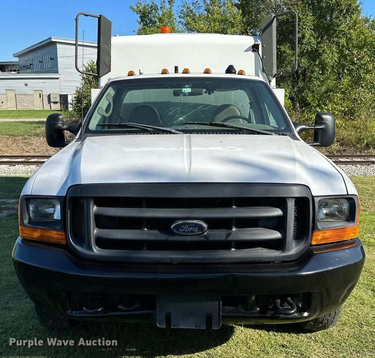 image for item NQ9331 2000 Ford F350 Super Duty  utility bed pickup truck