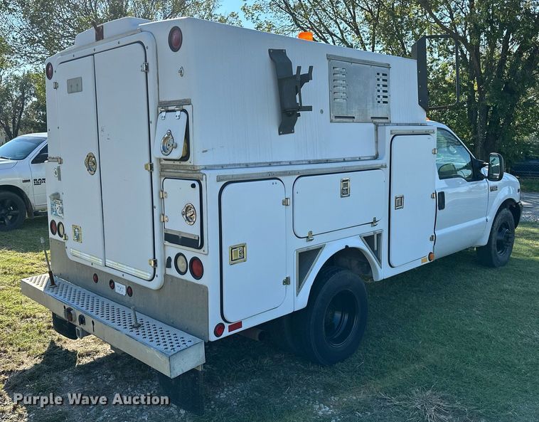 image for item NQ9331 2000 Ford F350 Super Duty  utility bed pickup truck