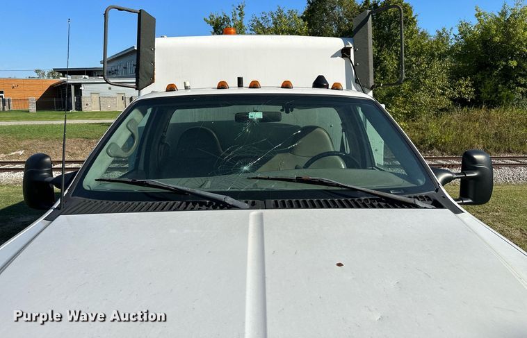 image for item NQ9331 2000 Ford F350 Super Duty  utility bed pickup truck