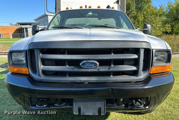 image for item NQ9331 2000 Ford F350 Super Duty  utility bed pickup truck